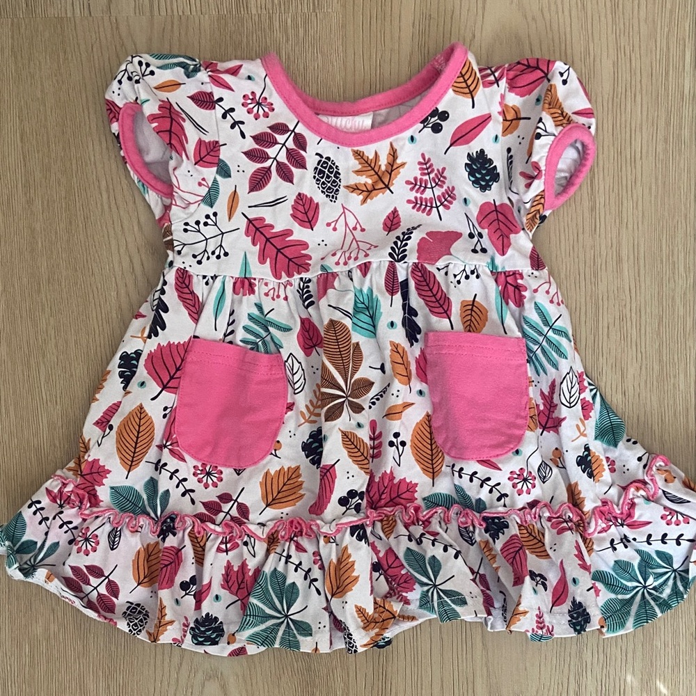 Charming Leaf Print Kids Dress with Pink Highlights